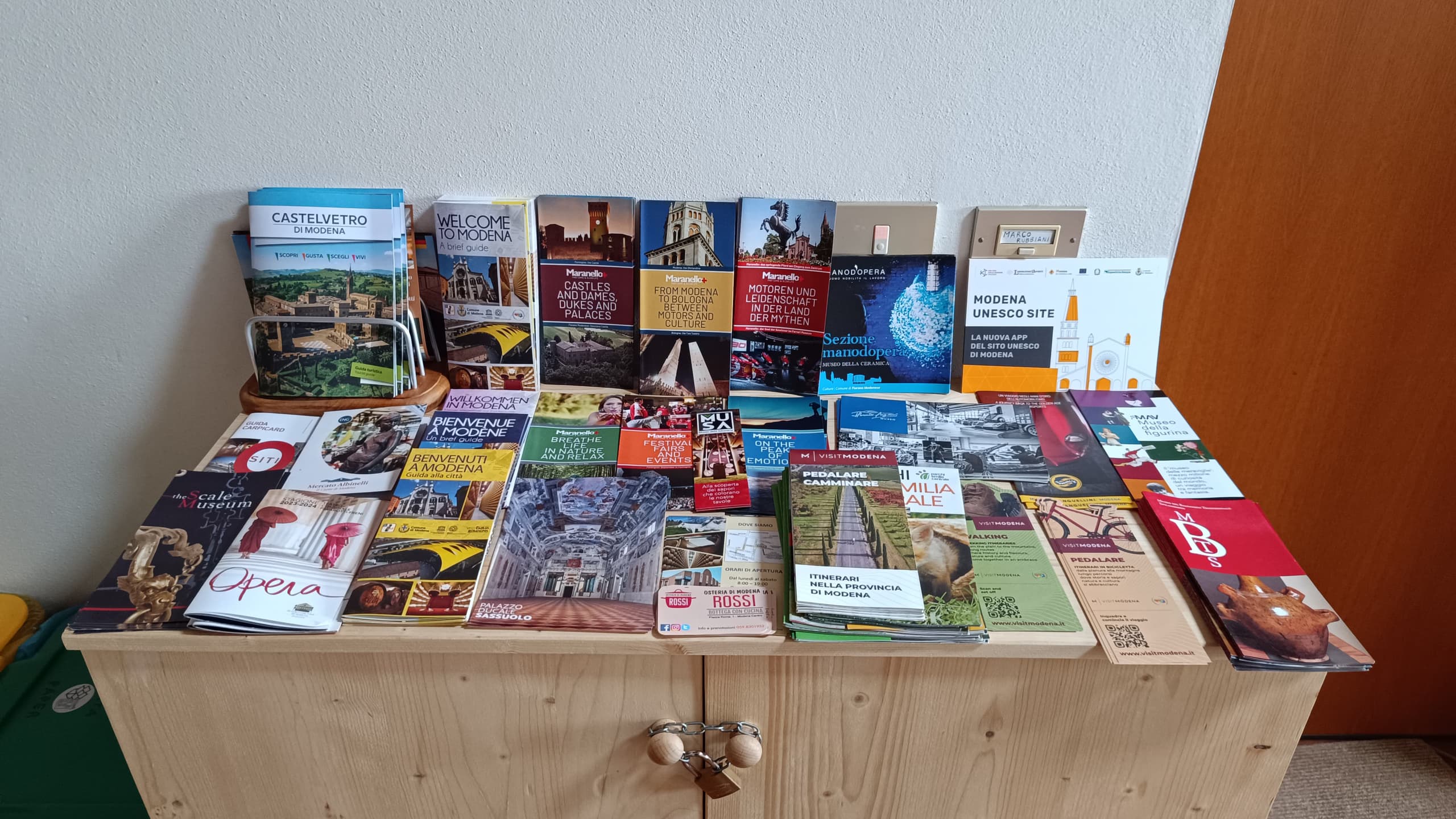 Guide e depliant turistici su Modena, Maranello, Castelvetro e i musei del territorio