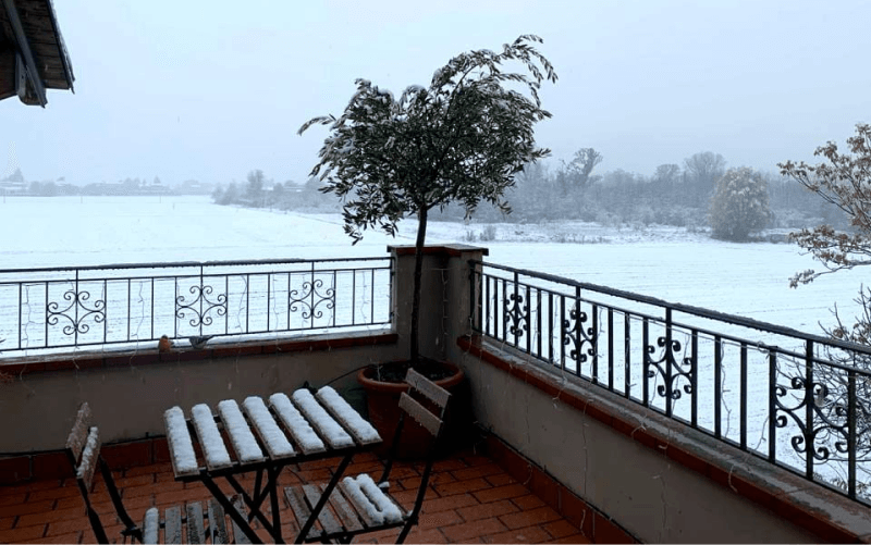Il terrazzo dell'appartamento sotto la neve, con vista sui campi imbiancati